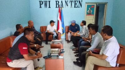 Dualisme kepengurusan PWI Pandeglang resmi berakhir setelah kedua kubu sepakat berdamai dalam musyawarah yang difasilitasi PWI Banten.