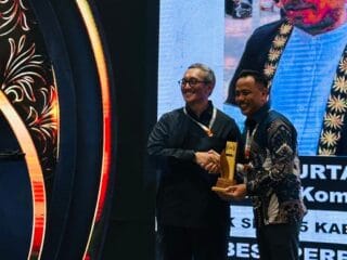 Kepala SMKN 5 Kabupaten Tangerang, Surta Wijaya, raih penghargaan The Best Performance Leadership 2025 di ajang Banten Award.