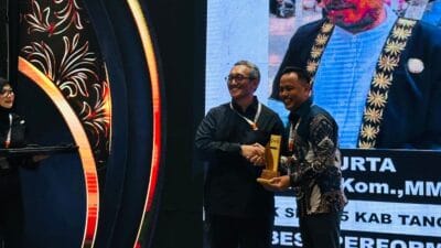 Kepala SMKN 5 Kabupaten Tangerang, Surta Wijaya, raih penghargaan The Best Performance Leadership 2025 di ajang Banten Award.