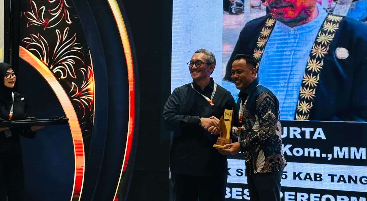 Kepala SMKN 5 Kabupaten Tangerang, Surta Wijaya, raih penghargaan The Best Performance Leadership 2025 di ajang Banten Award.