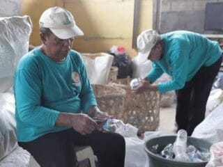 Warga RW 10 Villa Tangerang Indah kelola sampah mandiri, ubah organik jadi kompos & anorganik jadi kerajinan, kurangi TPA.