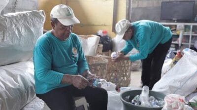 Warga RW 10 Villa Tangerang Indah kelola sampah mandiri, ubah organik jadi kompos & anorganik jadi kerajinan, kurangi TPA.