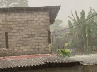 Hujan es disertai angin kencang melanda Desa Selapajang, Cisoka, Tangerang. Rumah rusak, warga panik, tapi tak ada korban jiwa.