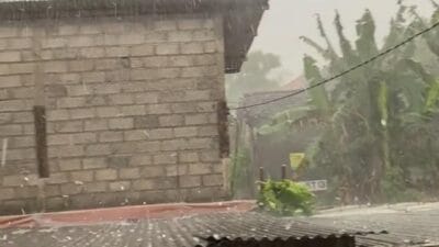 Hujan es disertai angin kencang melanda Desa Selapajang, Cisoka, Tangerang. Rumah rusak, warga panik, tapi tak ada korban jiwa.