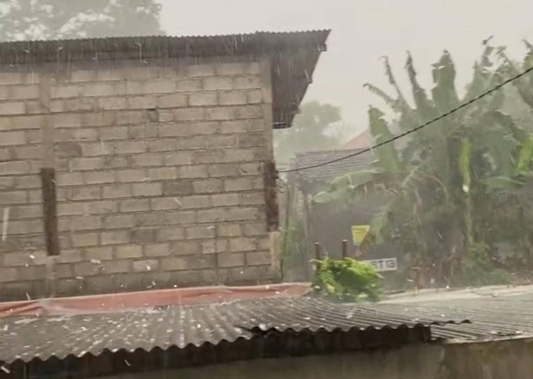 Hujan es disertai angin kencang melanda Desa Selapajang, Cisoka, Tangerang. Rumah rusak, warga panik, tapi tak ada korban jiwa.