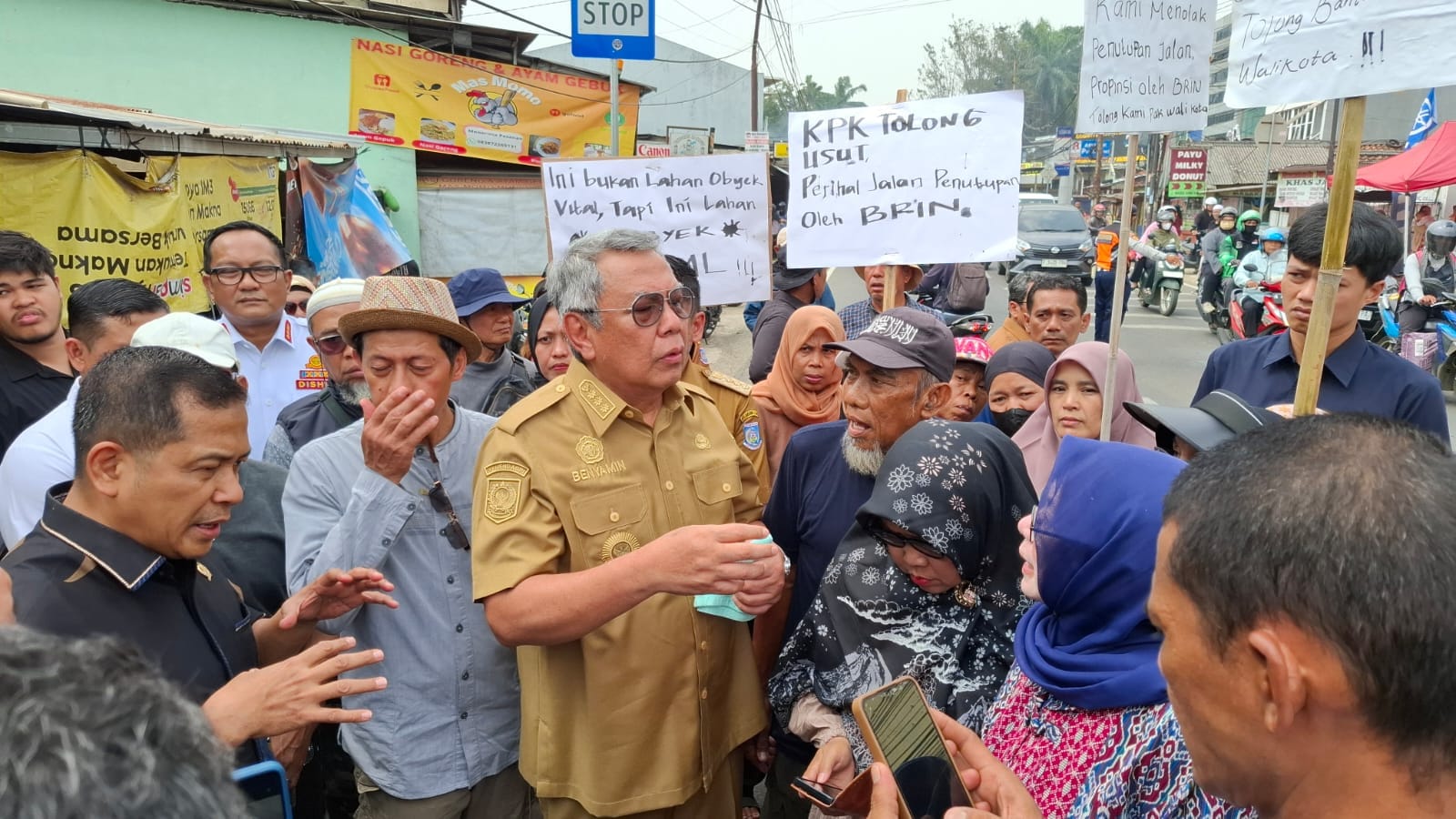 Wali Kota Tangsel Benyamin Davnie tegaskan dukungan bagi warga Setu yang menolak penutupan Jalan Raya Serpong–Parung oleh BRIN.