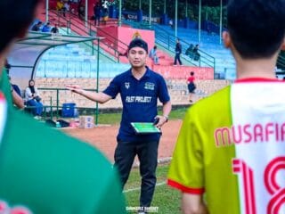Kisah inspiratif Ade Sultoni Irawan, pelatih Musafir FC yang membuktikan kerja keras dan ketulusan mampu melahirkan pemain hebat.