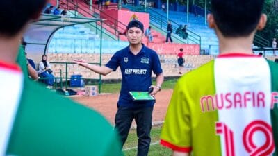 Kisah inspiratif Ade Sultoni Irawan, pelatih Musafir FC yang membuktikan kerja keras dan ketulusan mampu melahirkan pemain hebat.