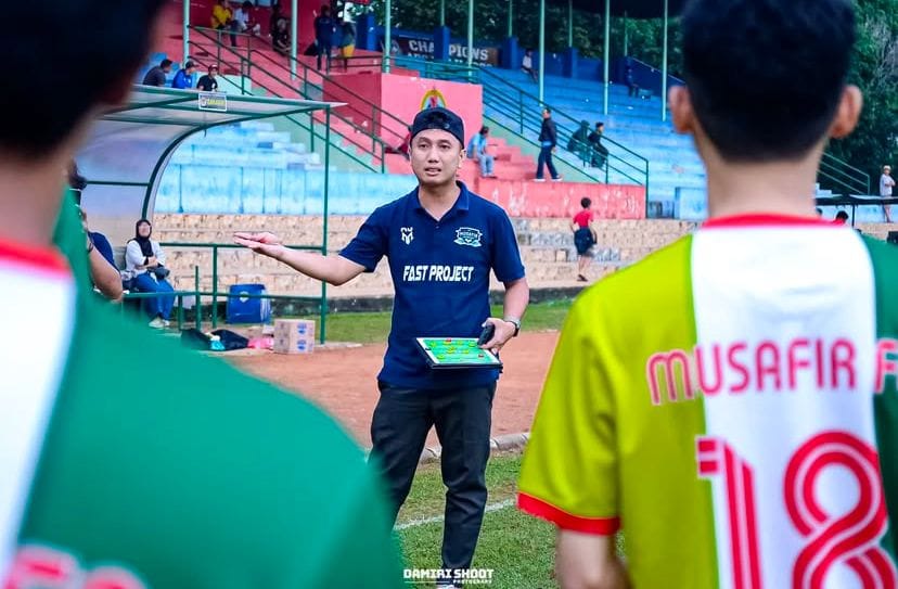 Kisah inspiratif Ade Sultoni Irawan, pelatih Musafir FC yang membuktikan kerja keras dan ketulusan mampu melahirkan pemain hebat.