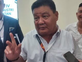 Penundaan Muskot IV Kadin Tangsel menuai kritik. Arnovi menilai panitia belum siap dan perlu evaluasi agar pelaksanaan lancar.