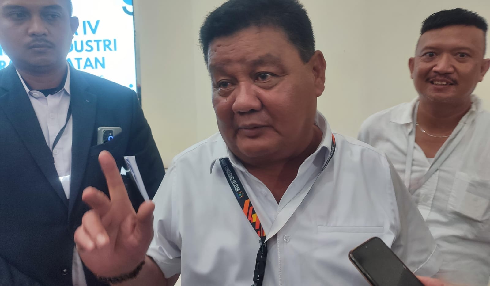 Penundaan Muskot IV Kadin Tangsel menuai kritik. Arnovi menilai panitia belum siap dan perlu evaluasi agar pelaksanaan lancar.