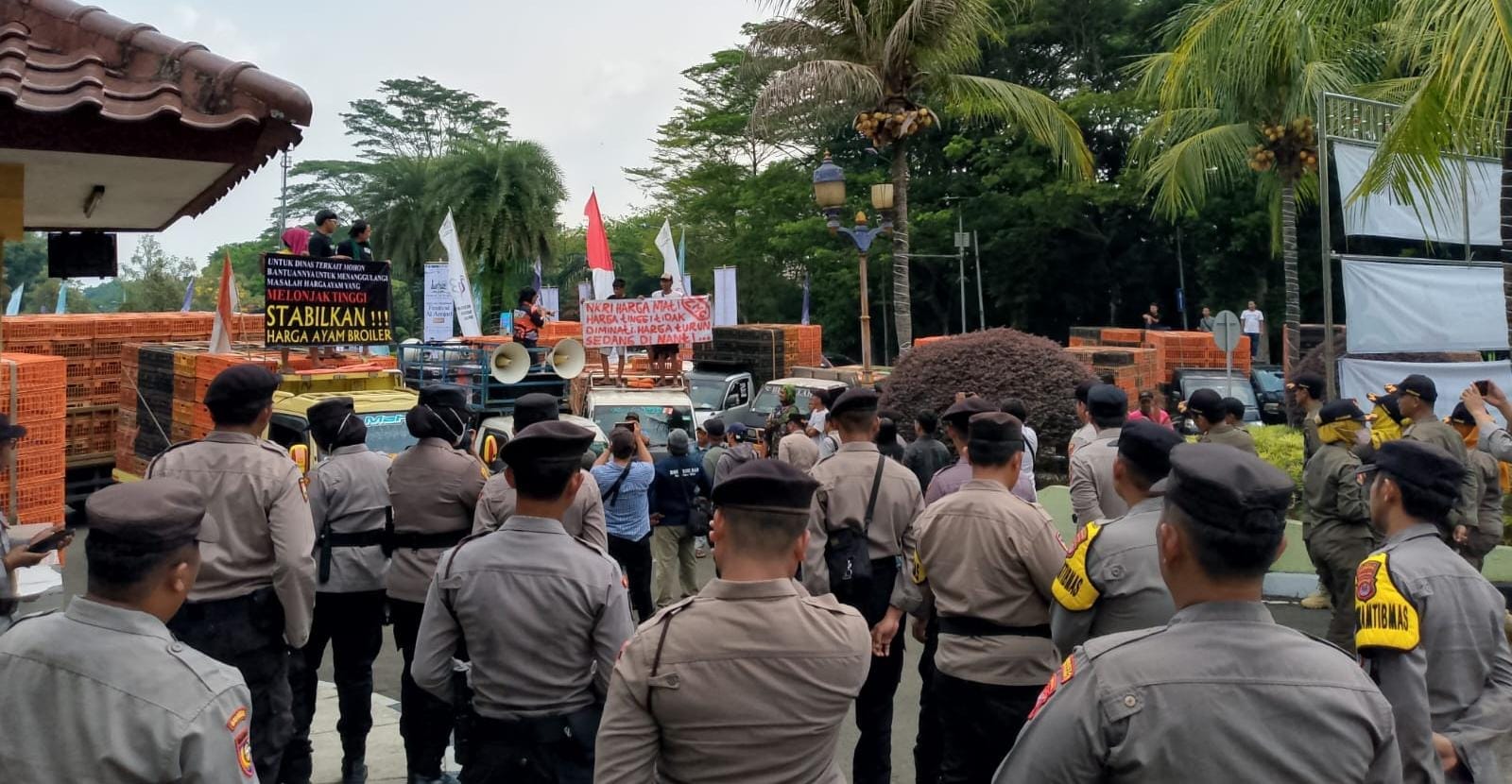 Ratusan pedagang ayam Tangerang unjuk rasa protes harga naik, desak pemerintah turunkan harga ayam di tingkat peternak.