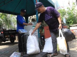 Bank Sampah Darling Tangerang kelola 3,5–5 ton sampah per bulan, tingkatkan nasabah & dukung ekonomi rumah tangga.