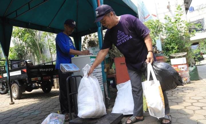 Bank Sampah Darling Tangerang kelola 3,5–5 ton sampah per bulan, tingkatkan nasabah & dukung ekonomi rumah tangga.