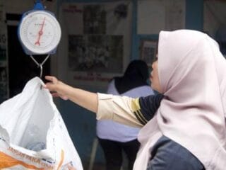 Bank Sampah Patung Rusa Karawaci olah minyak jelantah jadi sabun & lilin, kurangi limbah rumah tangga, beri manfaat ekonomi warga.