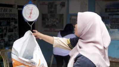 Bank Sampah Patung Rusa Karawaci olah minyak jelantah jadi sabun & lilin, kurangi limbah rumah tangga, beri manfaat ekonomi warga.