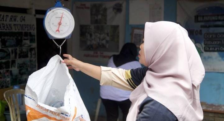 Bank Sampah Patung Rusa Karawaci olah minyak jelantah jadi sabun & lilin, kurangi limbah rumah tangga, beri manfaat ekonomi warga.