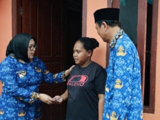 Wabup Intan tinjau program bedah rumah di Kemiri, serahkan bantuan, dan dorong kolaborasi untuk rumah layak huni.