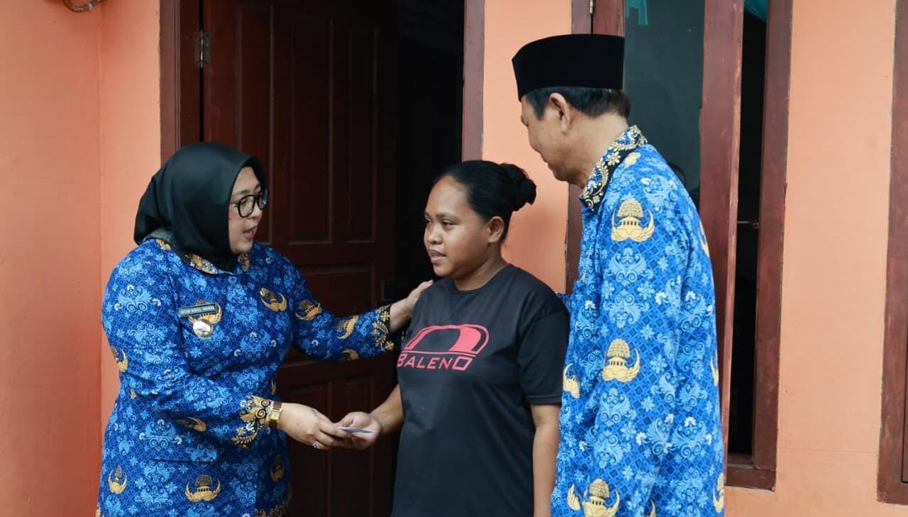 Wabup Intan tinjau program bedah rumah di Kemiri, serahkan bantuan, dan dorong kolaborasi untuk rumah layak huni.