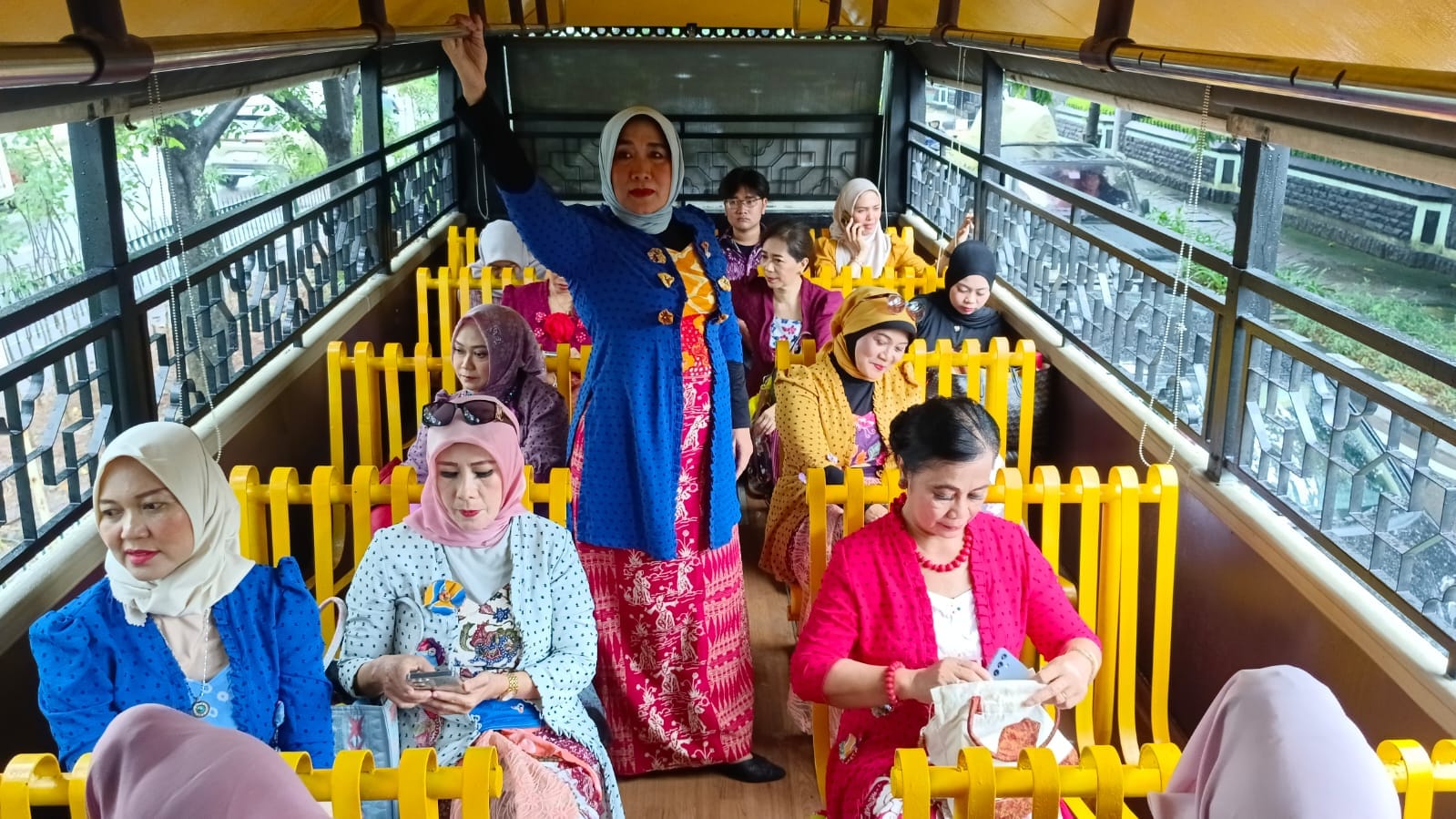 Kotret & PBI Tangerang Raya gelar Hunting Foto Parade Batik dengan Bus Jawara, rayakan Hari Batik Nasional di Taman Potret.