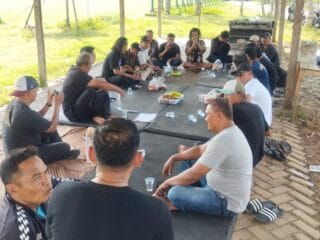 Warga Pakuhaji mendesak Pemkab Tangerang segera memperbaiki Jalan Raya KH. Saadullah yang rusak parah dan sering sebabkan kecelakaan.