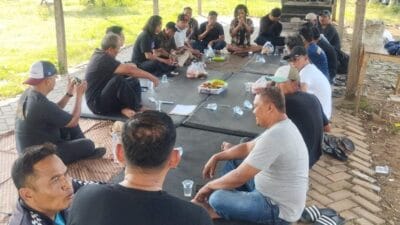 Warga Pakuhaji mendesak Pemkab Tangerang segera memperbaiki Jalan Raya KH. Saadullah yang rusak parah dan sering sebabkan kecelakaan.