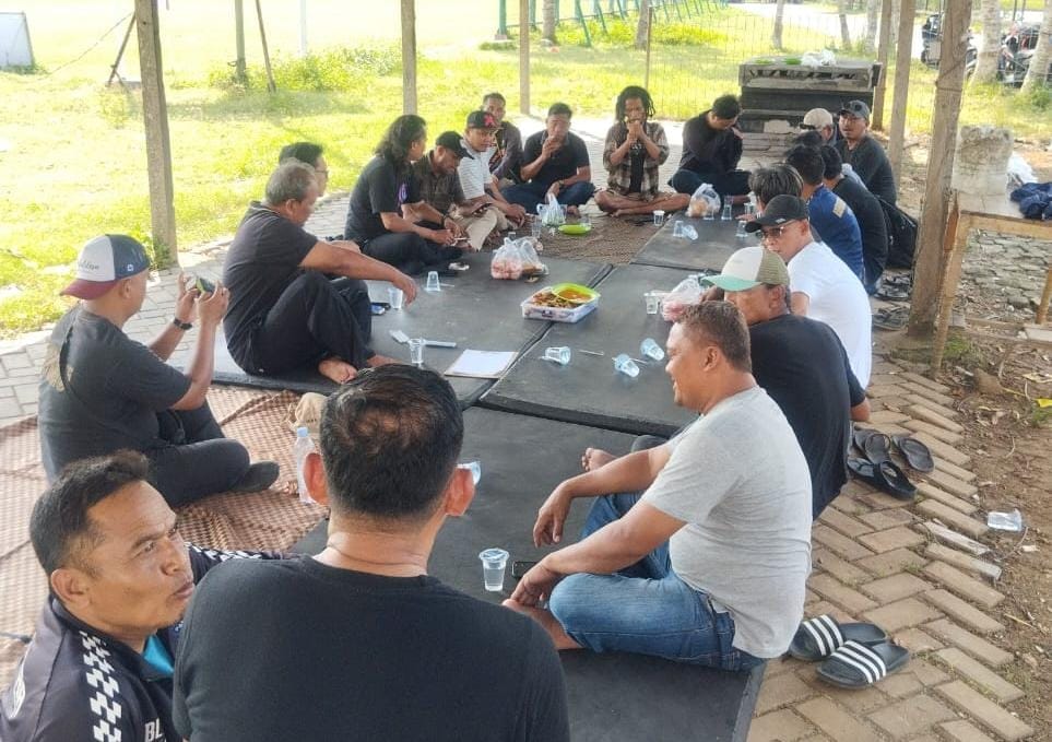 Warga Pakuhaji mendesak Pemkab Tangerang segera memperbaiki Jalan Raya KH. Saadullah yang rusak parah dan sering sebabkan kecelakaan.