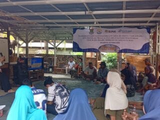 Universitas Esa Unggul beri pelatihan digital marketing dan branding bagi pelaku UMKM bambu di Desa Buniayu, Tangerang.