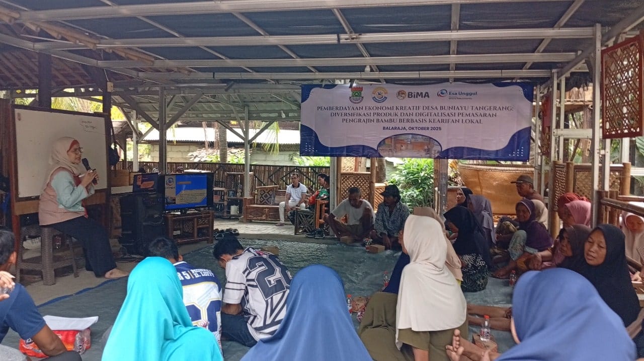 Universitas Esa Unggul beri pelatihan digital marketing dan branding bagi pelaku UMKM bambu di Desa Buniayu, Tangerang.