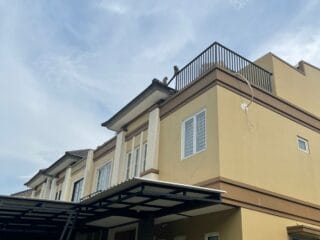 Warga Savia Ciater, Serpong, dibuat resah oleh kemunculan 10 monyet liar yang masuk ke perumahan. Camat minta warga waspada.