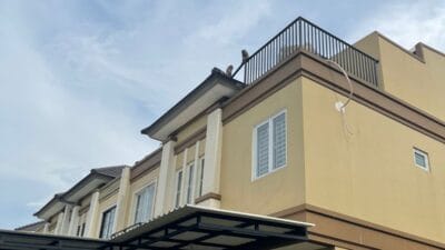 Warga Savia Ciater, Serpong, dibuat resah oleh kemunculan 10 monyet liar yang masuk ke perumahan. Camat minta warga waspada.