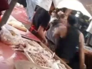 Seorang residivis mengamuk di Pasar Jombang, Ciputat, menyerang pedagang dengan golok hingga buat panik warga.