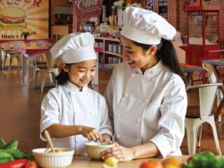 Fame Hotel Gading Serpong gelar Mom & Kid Cooking Class, kegiatan seru dan edukatif untuk mempererat ikatan ibu dan anak.