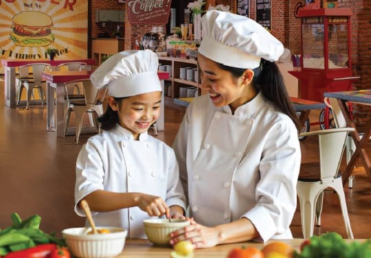 Fame Hotel Gading Serpong gelar Mom & Kid Cooking Class, kegiatan seru dan edukatif untuk mempererat ikatan ibu dan anak.