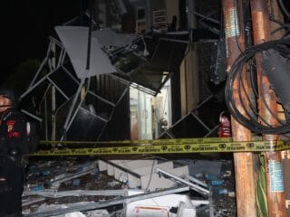 Polisi pastikan ledakan di gedung farmasi Tangsel bukan bom. Tim Jibom dan Puslabfor selidiki penyebab pasti insiden tersebut.