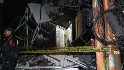 Polisi pastikan ledakan di gedung farmasi Tangsel bukan bom. Tim Jibom dan Puslabfor selidiki penyebab pasti insiden tersebut.