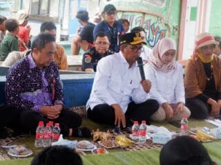 Sekda Soma Atmaja dan Gubernur Banten Andra Soni berdialog dengan nelayan Kronjo bahas kesejahteraan dan peningkatan sektor perikanan.