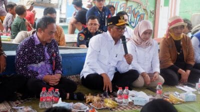 Sekda Soma Atmaja dan Gubernur Banten Andra Soni berdialog dengan nelayan Kronjo bahas kesejahteraan dan peningkatan sektor perikanan.