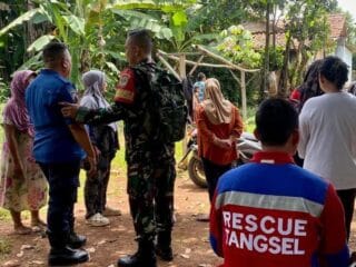 Petugas Damkar dan Babinsa Tangsel amankan ODGJ bawa celurit di Villa Mutiara. Aksi cepat tanpa korban jiwa, warga lega.