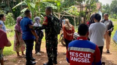 Petugas Damkar dan Babinsa Tangsel amankan ODGJ bawa celurit di Villa Mutiara. Aksi cepat tanpa korban jiwa, warga lega.