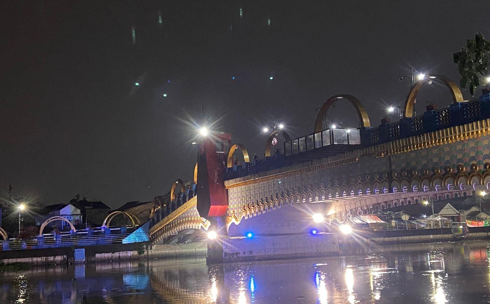 Nikmati sensasi berjalan di atas air di Jembatan Kaca Berendeng, ikon wisata keluarga gratis di Tangerang.