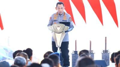 Kapolri Listyo Sigit menyalurkan bantuan alsintan di Tigaraksa untuk tingkatkan produktivitas petani dan ketahanan pangan nasional.