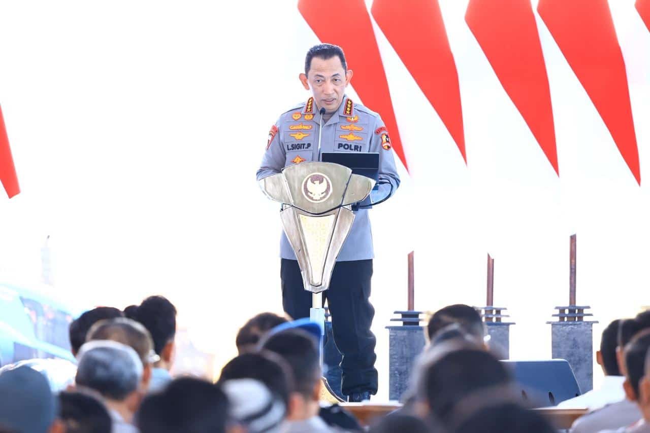 Kapolri Listyo Sigit menyalurkan bantuan alsintan di Tigaraksa untuk tingkatkan produktivitas petani dan ketahanan pangan nasional.