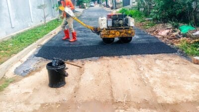 Pemkot Tangsel melalui Disperkimta lakukan pengaspalan jalan Komplek Pajak Pondok Aren untuk tingkatkan aksesibilitas warga.
