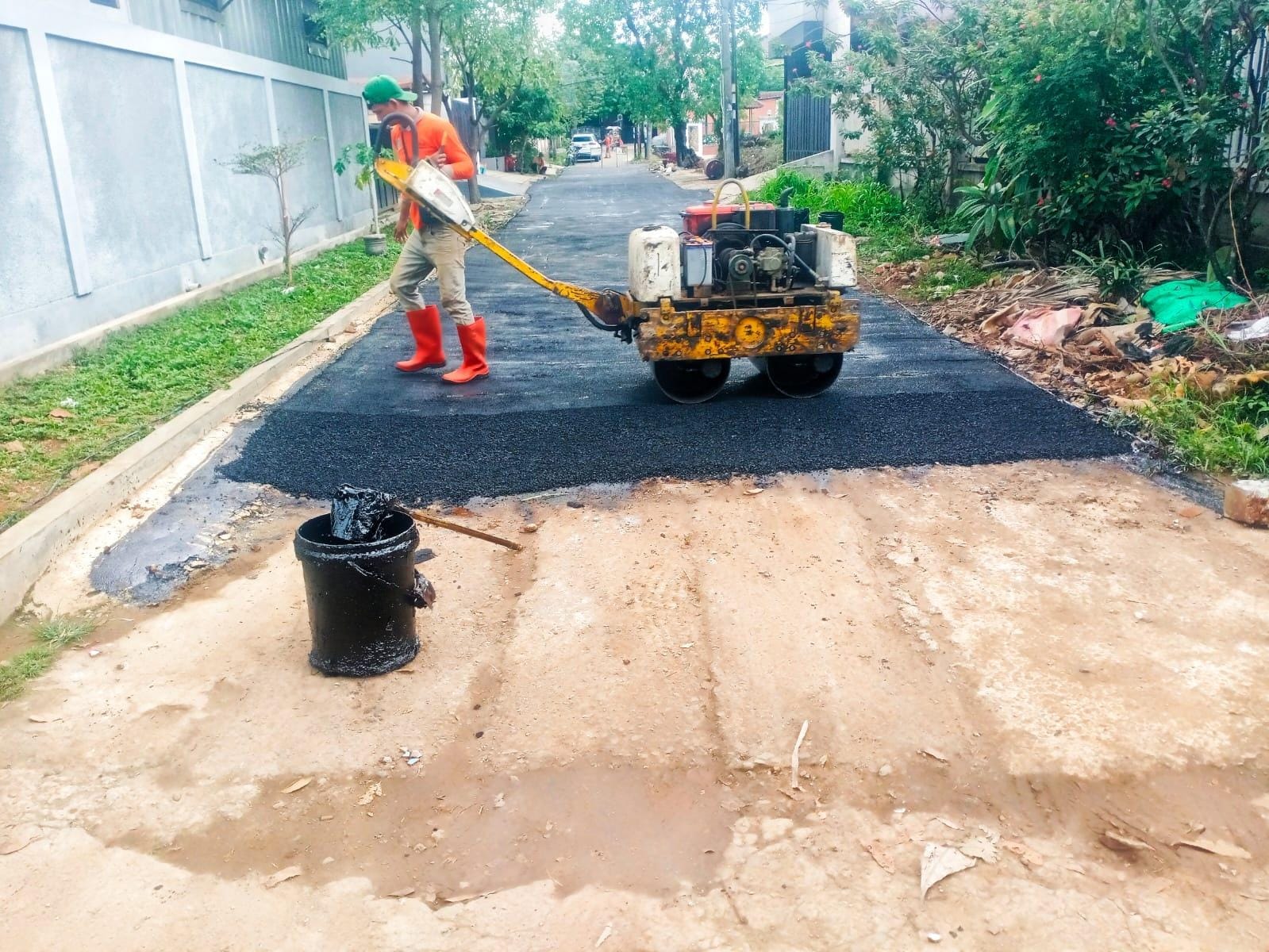 Pemkot Tangsel melalui Disperkimta lakukan pengaspalan jalan Komplek Pajak Pondok Aren untuk tingkatkan aksesibilitas warga.