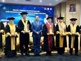 Laksamana Muda TNI Hudiarto Krisno Utomo raih gelar Doktor Ilmu Ekonomi Cumlaude dari FEB Universitas Trisakti.