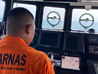 Basarnas perluas operasi SAR nelayan KM Usaha Baru asal Tangerang yang tenggelam di Pulau Bokor, satu korban masih hilang.