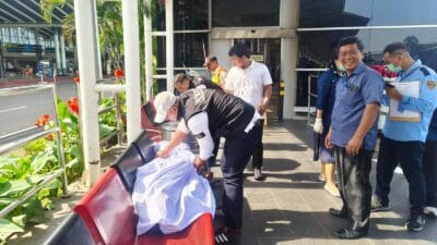 Penumpang asal Medan ditemukan meninggal di Terminal 1 Bandara Soekarno-Hatta. Polisi dan KKP tangani kejadian DOA.