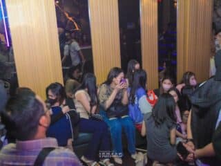 Satpol PP Tangsel gelar razia malam di Serpong, amankan 99 botol miras dan 41 pemandu lagu demi ketertiban kota.