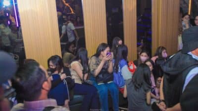 Satpol PP Tangsel gelar razia malam di Serpong, amankan 99 botol miras dan 41 pemandu lagu demi ketertiban kota.